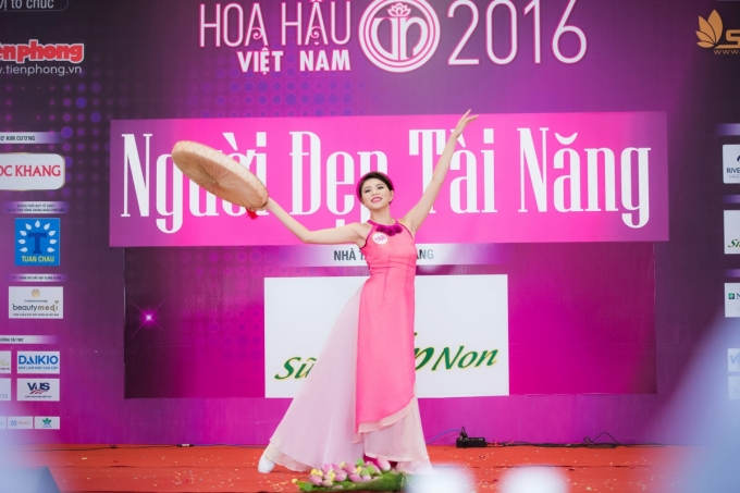 Nguyễn C&aacute;t Nhi&ecirc;n (SBD 188)&nbsp;m&uacute;a hiện đại với ca kh&uacute;c B&aacute;nh tr&ocirc;i nước của Ho&agrave;ng Thuỳ Linh.&nbsp;