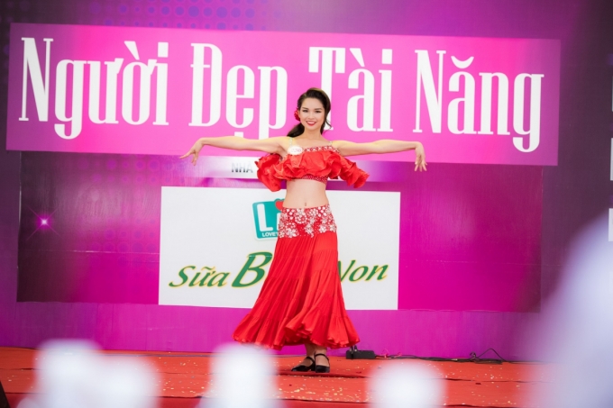 Phan Thu Phương (SBD 296)&nbsp;thổi b&ugrave;ng kh&ocirc;ng kh&iacute; với m&agrave;n nhảy Nhảy Flamingo s&ocirc;i động.