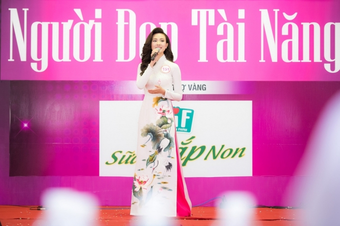 S&aacute;i Thị Hương Ly (SBD 151)&nbsp;thuyết tr&igrave;nh bằng tiếng Anh với chủ đề &ldquo;T&igrave;nh y&ecirc;u Tổ Quốc&rdquo;. Vốn sở hữu vốn ngoại ngữ tr&ocirc;i chảy v&agrave; cố gắng luyện tập trước đ&oacute;, Hương Ly tự tin ho&agrave;n th&agrave;nh phần thuyết tr&igrave;nh, tạo điểm nhấn nổi bật cho đ&ecirc;m thi.