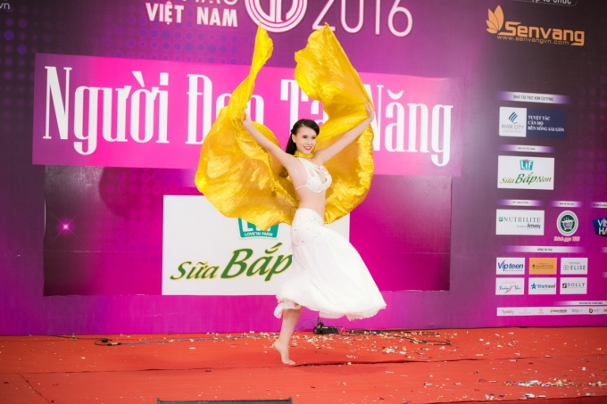 &nbsp;Trịnh Phương Trang (SBD 296)&nbsp;khoe t&agrave;i năng m&uacute;a belly dance n&oacute;ng bỏng. Phần trang phục với hai sải rộng gi&uacute;p tiết mục của c&ocirc; th&ecirc;m phần ấn tượng.