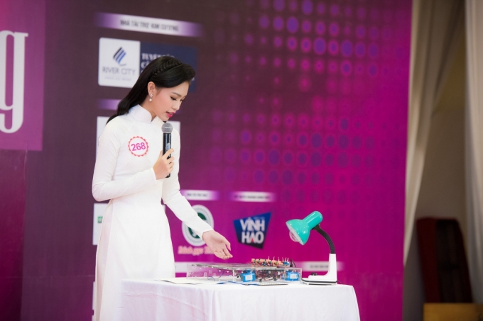 Ph&ugrave;ng Bảo Ngọc V&acirc;n (SBD 268) thuyết tr&igrave;nh về sản phẩm khoa học gi&uacute;p tăng năng suất của pin năng lượng mặt trời.