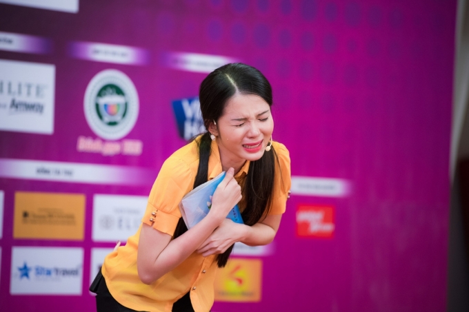 &nbsp;Huỳnh Thu&yacute; Vi (SBD 290)&nbsp;khiến hội trường nghẹn ng&agrave;o khi ho&aacute; th&acirc;n th&agrave;nh một c&ocirc; g&aacute;i g&aacute;i miền T&acirc;y lấy chồng nước ngo&agrave;i trong vở kịch