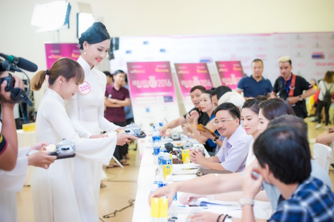 Trần Thị Thuỳ Trang (SBD 255)&nbsp;thể hiện t&agrave;i năng m&uacute;a ẩm thực kh&aacute; lạ v&agrave; độc đ&aacute;o, người đẹp sau đ&oacute; mời Ban gi&aacute;m khảo thưởng thức cơm sen, ch&egrave; nh&atilde;n bọc hạt sen m&agrave; c&ocirc; trổ t&agrave;i tr&ecirc;n s&acirc;n khấu.