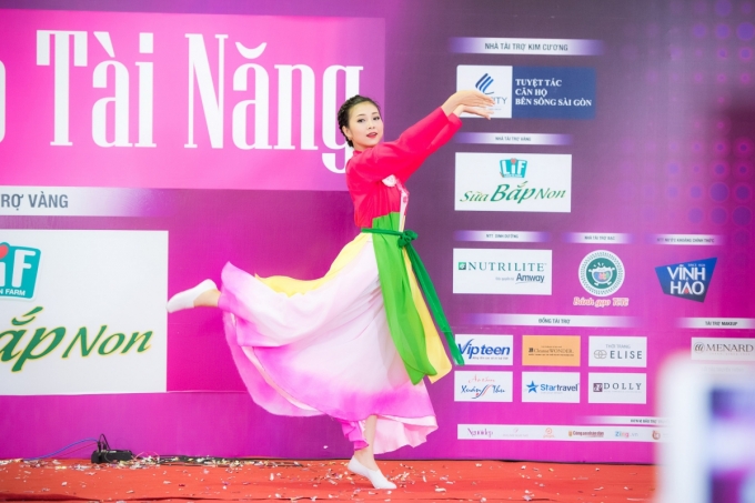 B&ugrave;i Nữ Kiều Vỹ&nbsp;(SBD 293)&nbsp;thể hiện điệu m&uacute;a d&acirc;n gian dẻo dai cuốn h&uacute;t v&agrave; nhận được sự ch&uacute; &yacute; theo d&otilde;i của c&aacute;c th&iacute; sinh kh&aacute;c.