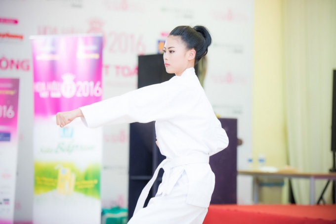 L&agrave; th&iacute; sinh thi t&agrave;i cuối c&ugrave;ng, người đẹp Phố biển Cửa L&ograve; 2016 Đ&agrave;o Thị H&agrave; (SBD 094)&nbsp;&nbsp;- &nbsp;trổ t&agrave;i m&uacute;a quyền mạnh mẽ tr&ecirc;n nền nhạc &ldquo;D&ograve;ng m&aacute;u Lạc Hồng&rdquo;.