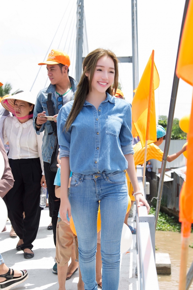 B&agrave; mẹ hot nhất showbiz Việt Elly Trần giản dị đi từ thiện miền T&acirc;y