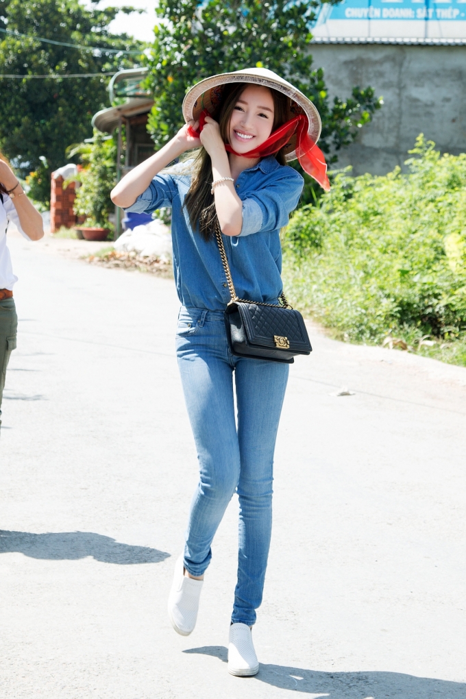 B&agrave; mẹ hot nhất showbiz Việt Elly Trần giản dị đi từ thiện miền T&acirc;y