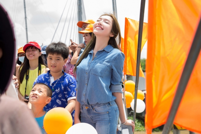 B&agrave; mẹ hot nhất showbiz Việt Elly Trần giản dị đi từ thiện miền T&acirc;y