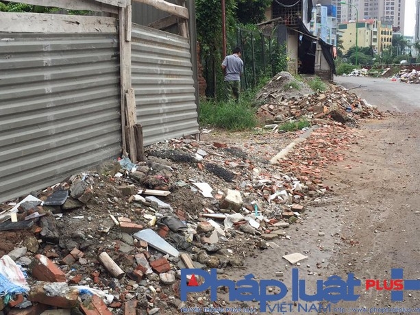 Chất thải x&acirc;y dựng đổ ngổn ngang tr&ecirc;n vỉa h&egrave;