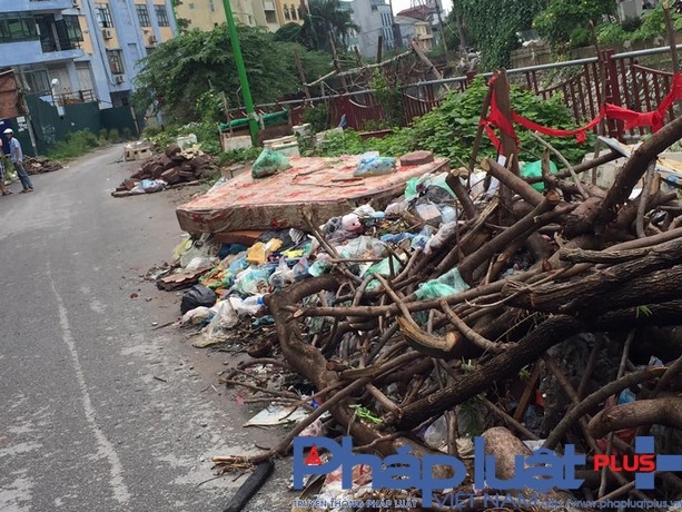 Điểm đổ r&aacute;c thải tập kết của c&aacute;c hộ d&acirc;n gần đấy