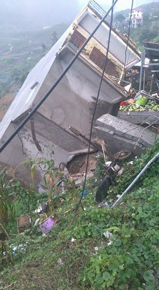 Ng&ocirc;i nh&agrave; 3 tầng bị sập đổ. Ảnh: Laocaionline.