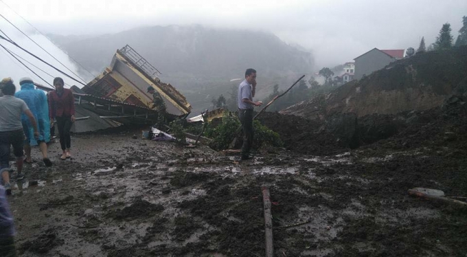 Đoạn đường từ thị trấn Sa Pa l&ecirc;n Th&aacute;c Bạc bị sạt lở. Ảnh: Laocaionlne.