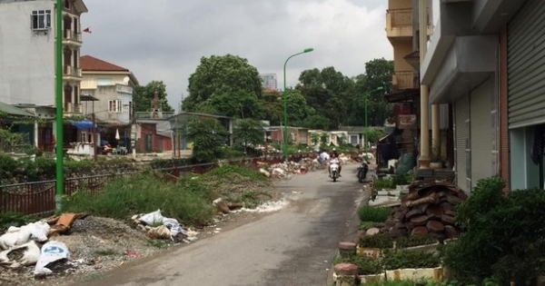 Đường ven sông Lừ "biến" thành con đường rác thải