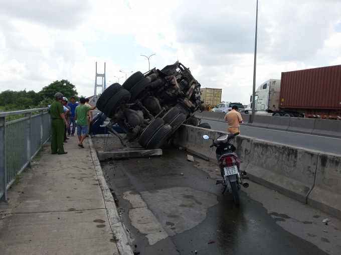 Chiếc xe nằm vắt vẻo tr&ecirc;n dải ph&acirc;n c&aacute;ch.