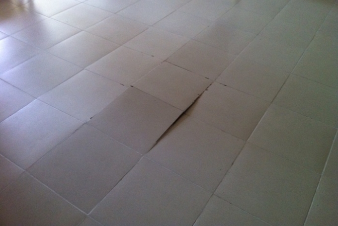 Tại một số căn c&ograve;n xuất hiện t&igrave;nh trạng nền nh&agrave; l&aacute;t gạch bị phồng dộp, đội nh&ocirc; l&ecirc;n bất thường. Ảnh: Cư d&acirc;n cung cấp.