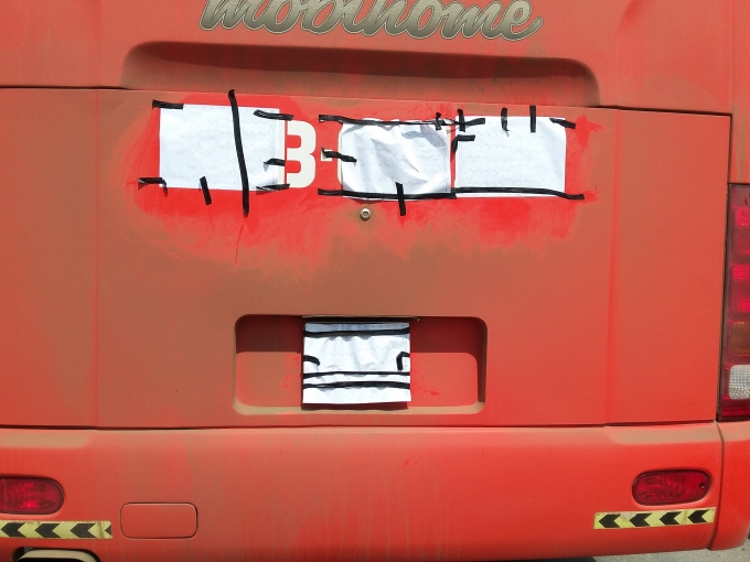 Sau khi g&acirc;y tai nạn chiếc xe kh&aacute;ch &nbsp;che biển số.