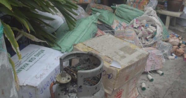 TP HCM: Gần 100 chiến sĩ tham gia chữa cháy tại công ty sản xuất giấy