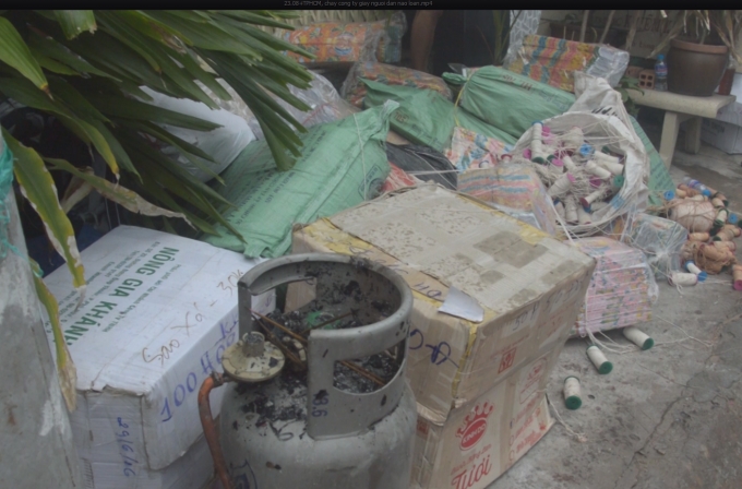 Đồ đạc sơ t&aacute;n ra ngo&agrave;i