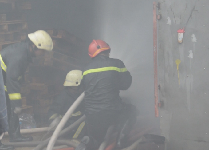 TP HCM: Gần 100 chiến sĩ tham gia chữa ch&aacute;y tại c&ocirc;ng ty sản xuất giấy