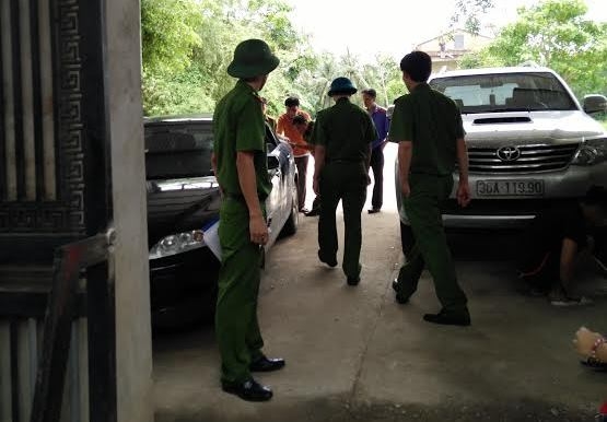 Hiện trường sau khi nh&oacute;m thanh ni&ecirc;n manh động đ&atilde; r&uacute;t đi.