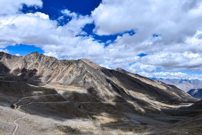 &Aacute;nh nắng c&ugrave;ng với d&atilde;y n&uacute;i đ&aacute; đ&atilde; t&ocirc; vẽ n&ecirc;n vẻ đẹp tuyệt hảo của Himalaya.