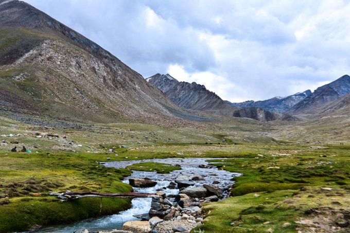 Chẳng c&ograve;n g&igrave; tuyệt bằng nếu được ngả lưng tr&ecirc;n thảm cỏ n&agrave;y v&agrave; uống một ngụm nước suối m&aacute;t l&agrave;nh nơi đ&acirc;y.