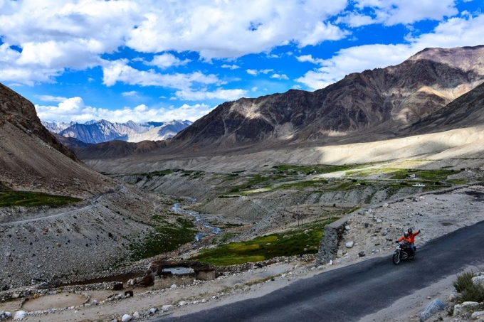 Phương tiện duy chuyển tuyệt vời nhất tr&ecirc;n những cung đường quyến rũ theo triền n&uacute;i kh&ocirc;ng phải l&agrave; &ocirc; t&ocirc;, m&agrave; ch&iacute;nh l&agrave; những chiếc xe m&aacute;y.&nbsp;