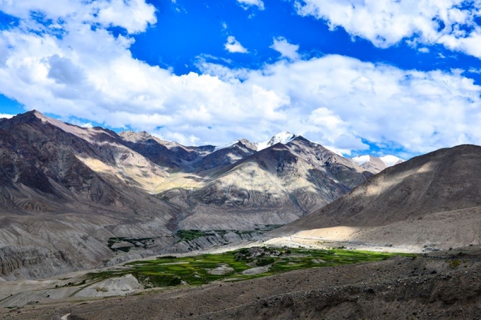 Ngắm vẻ đẹp từ xa của d&atilde;y n&uacute;i.&nbsp;