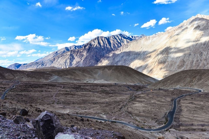 Con đường uốn lượn đầy ma mị l&agrave; th&aacute;ch thức nhưng cũng l&agrave; kh&aacute;t khao chinh phục của mọi tay l&aacute;i.&nbsp;