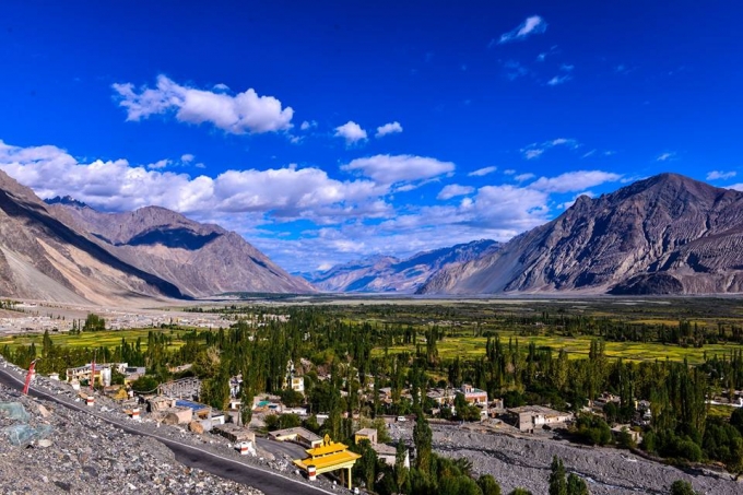 Dưới ch&acirc;n của n&uacute;i Himalaya l&agrave; những ng&ocirc;i l&agrave;ng y&ecirc;n b&igrave;nh, xinh xắn.