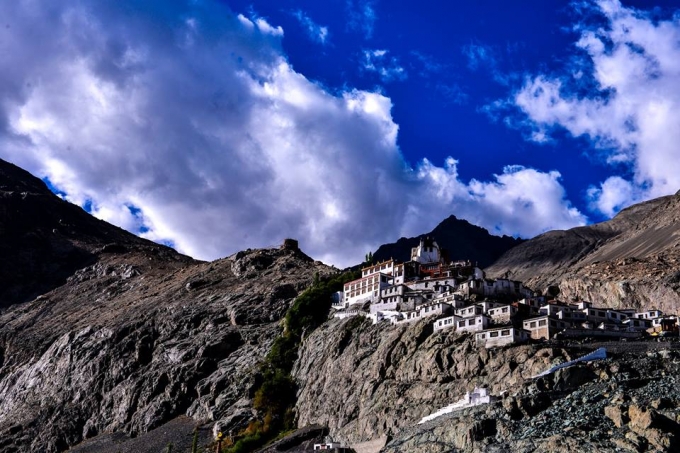 Nếu kh&ocirc;ng nghỉ lại một đ&ecirc;m ở trong những ng&ocirc;i nh&agrave; được x&acirc;y dựng tr&ecirc;n d&atilde;y n&uacute;i Himalaya, bạn sẽ hối hận cả đời.