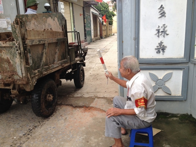 Mọi người qua lại đều vui vẻ ch&agrave;o hỏi &ocirc;ng. Ảnh: Thảo Nguy&ecirc;n.