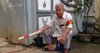 Cụ ông 84 tuổi tình nguyện làm “CSGT” làng: "Có người bảo tôi gàn dở, tôi kệ..."
