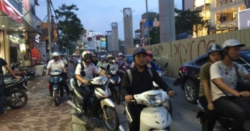 Hà Nội: Người điều khiển phương tiện giao thông “vô tư” đi trên vỉa hè