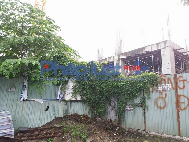 Cửa đ&oacute;ng, r&aacute;c v&agrave; d&acirc;y leo giăng cửa c&ocirc;ng tr&igrave;nh.&nbsp;