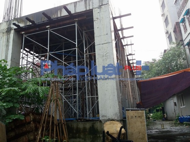 C&ocirc;ng tr&igrave;nh thi c&ocirc;ng được phần hầm v&agrave; c&aacute;c cột trụ, m&aacute;i bằng tầng 1.