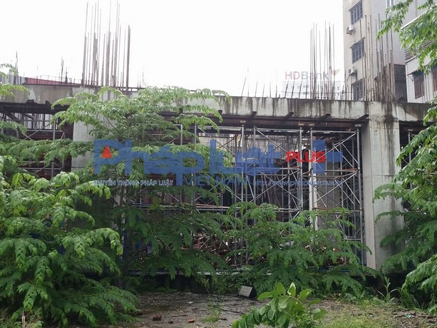 Vật liệu ngổng ngang,nhiều cốt sắt đ&atilde; rỉ s&eacute;t.