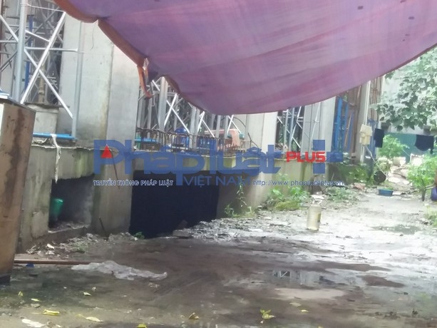 Một lối v&agrave;o khu vực tầng hầm.