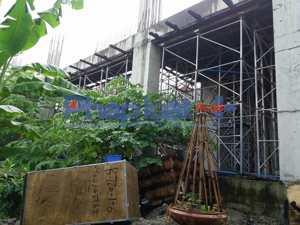 Mọi thứ trong c&ocirc;ng tr&igrave;nh nằm ngổn ngang.