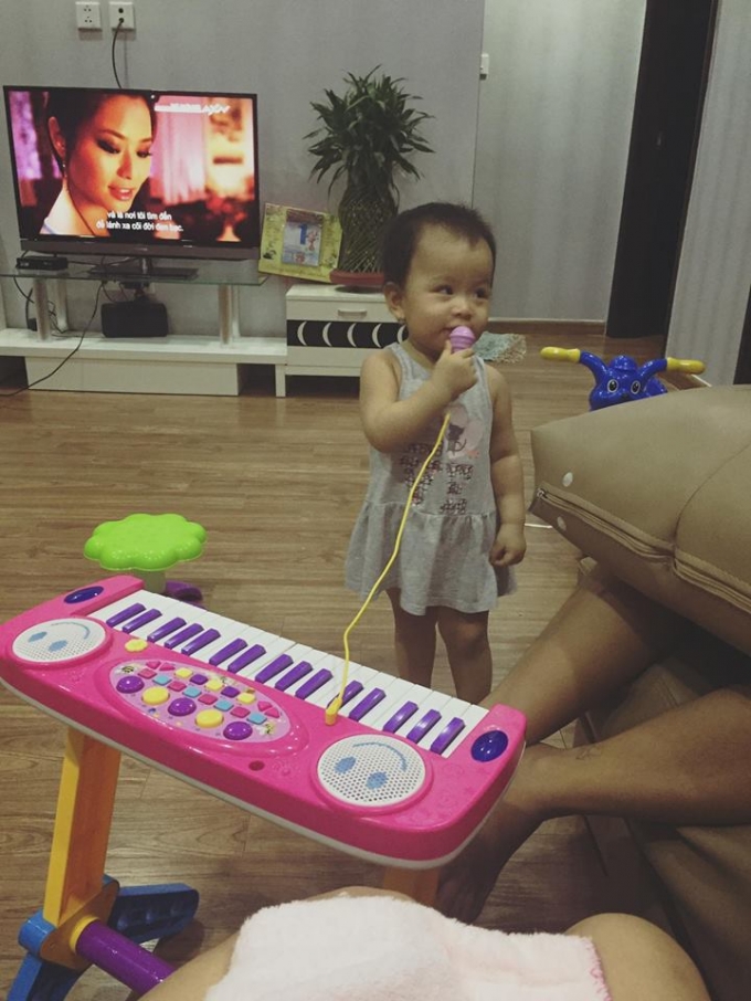 Khoảnh khắc vui đ&ugrave;a b&ecirc;n c&ocirc; ch&aacute;u g&aacute;i dễ thương.