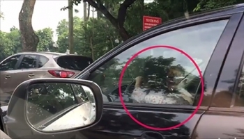 Hà Nội: Xôn xao với bé gái lái ô tô biển xanh trên phố