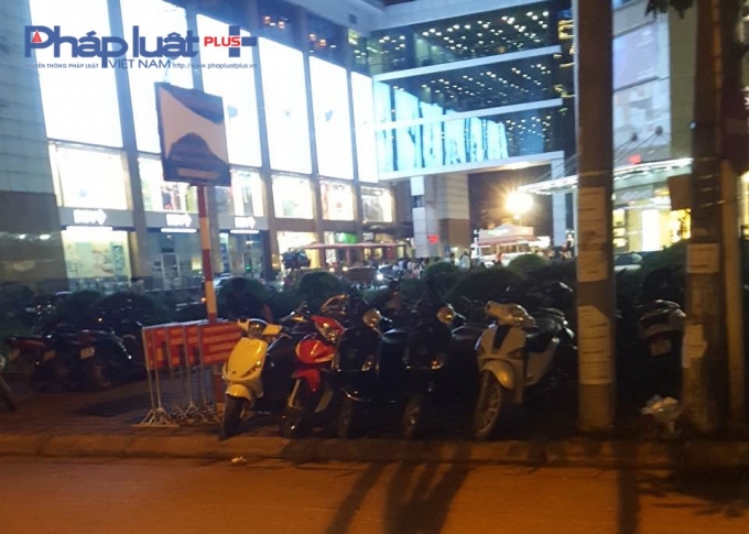 Xếp gọn biển cấm để l&agrave;m chỗ để xe tại phố Th&aacute;i Phi&ecirc;n.