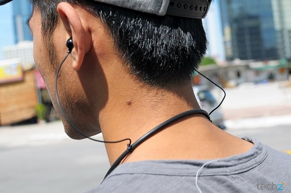 Đeo tai nghe khi tham gia giao th&ocirc;ng bị xử phạt bao nhi&ecirc;u?