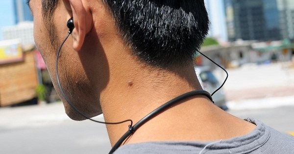 Đeo tai nghe khi tham gia giao thông bị xử phạt bao nhiêu?