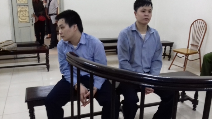 Long (b&ecirc;n phải) trước v&agrave;nh m&oacute;ng ngựa