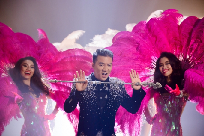 Mr Đ&agrave;m chi 9 tỉ làm show phủ đ&acirc;̀y kim cương