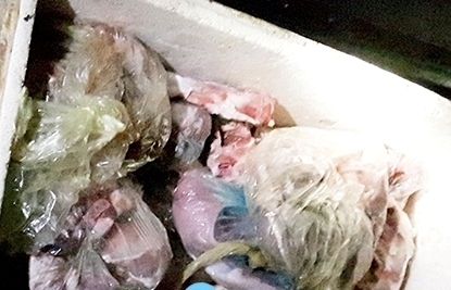 Số thịt lợn ướp h&agrave;n the bị ph&aacute;t hiện tại quầy.