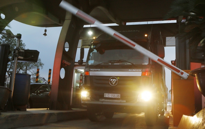 Trạm thu ph&iacute; tr&ecirc;n xa lộ H&agrave; Nội (TP.HCM) đ&atilde; c&oacute; một cửa thu ph&iacute; tự động - Ảnh: NGỌC DƯƠNG.