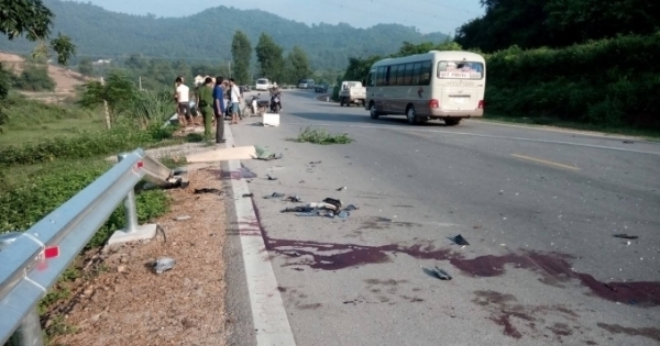 Nghệ An: Cắm đầu vào xe tải, người điều khiển xe máy tử vong tại chỗ