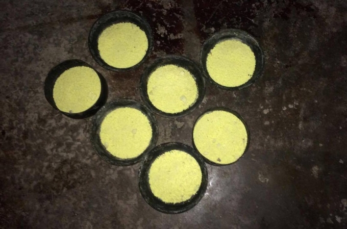 Chất phụ gia m&agrave;u v&agrave;ng, chủ cơ sở khai nhận l&agrave; Lưu huỳnh d&ugrave;ng để tẩm măng, sấy kh&ocirc; măng.